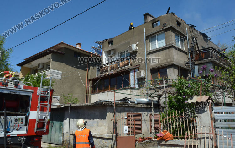 Горя масивна къща в Хасково (видео)