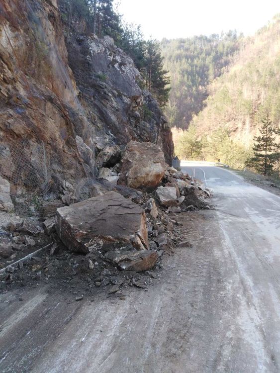 Паднали камъни наложиха ограничения по пътя за Средногорци-Мадан