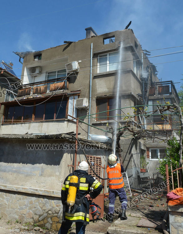 Горя масивна къща в Хасково (видео)