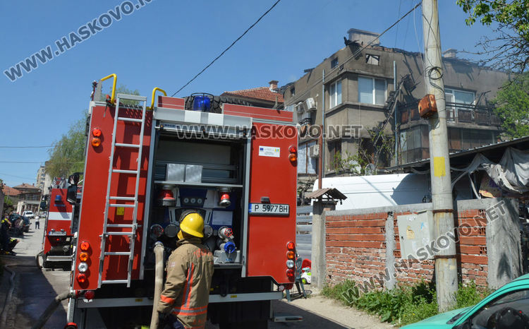 Горя масивна къща в Хасково (видео)