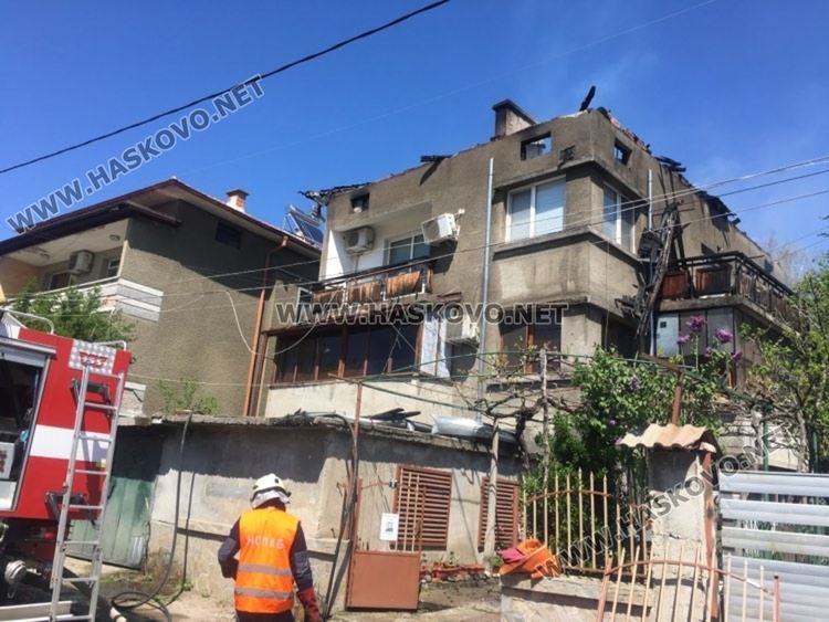Горя масивна къща в Хасково (видео)