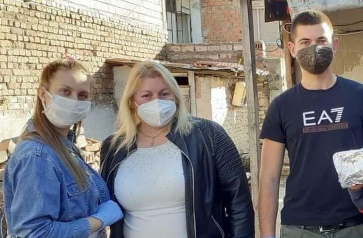 Семейство от Чикаго дари агнешко месо и козунаци на нуждаещи се в Харманли