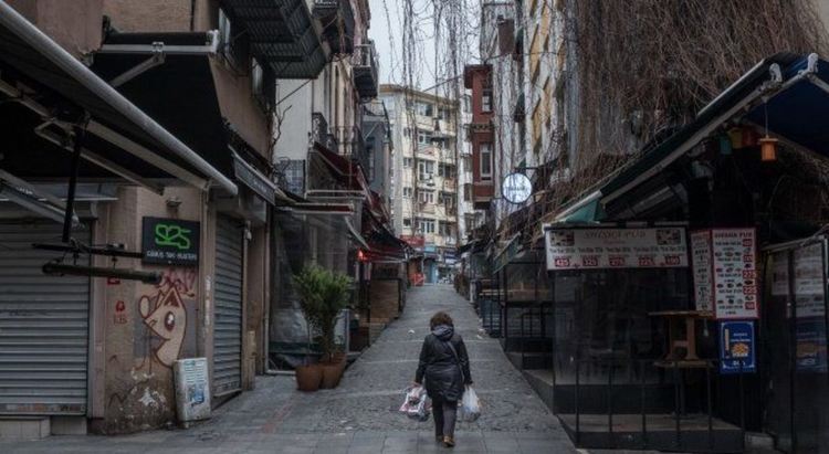 Турция готви забрана за излизане на улицата в 31 града