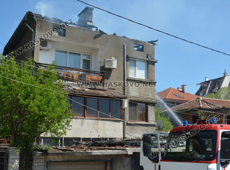 Горя масивна къща в Хасково (видео)