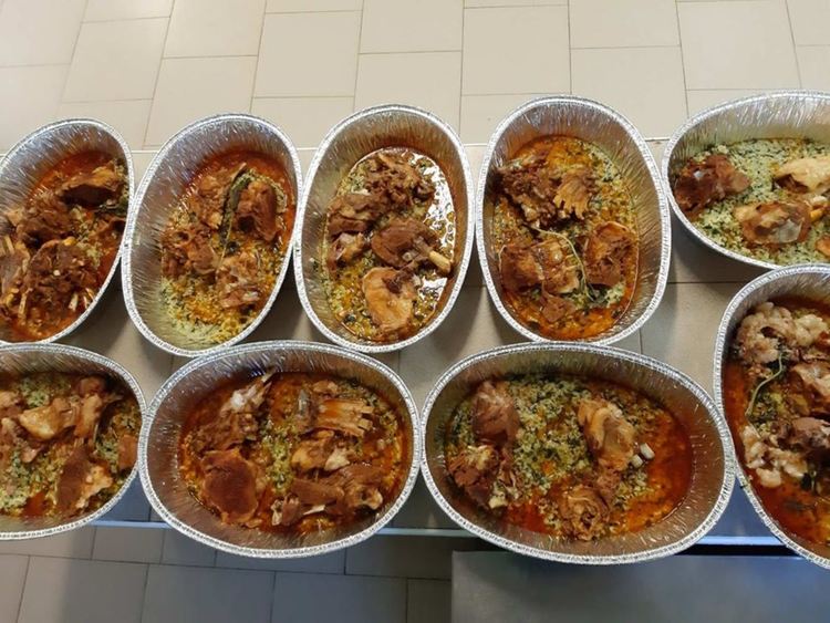 Семейство от Чикаго дари агнешко месо и козунаци на нуждаещи се в Харманли