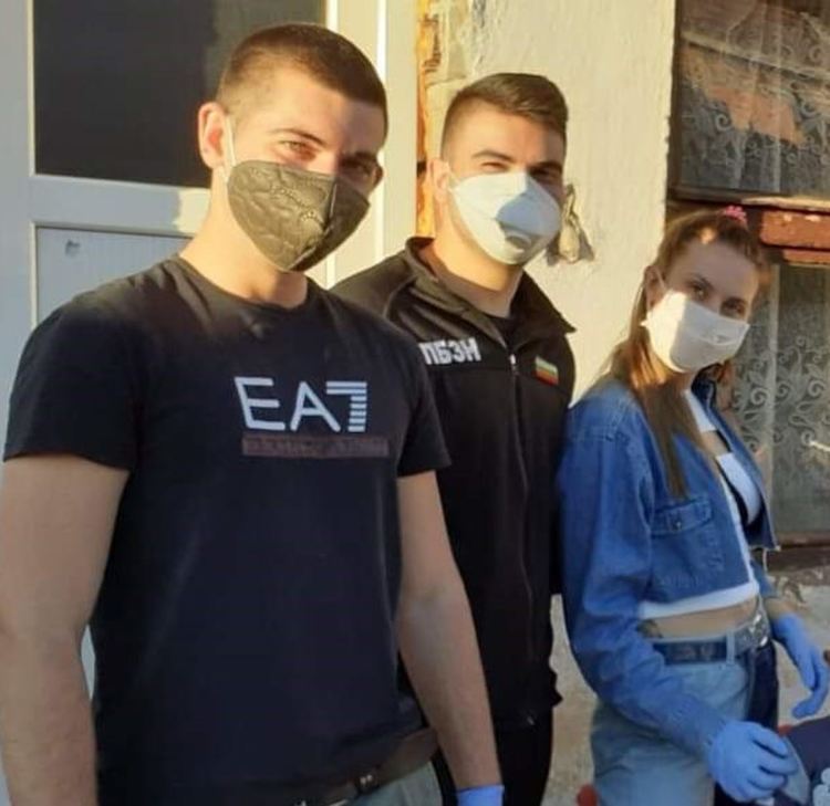 Семейство от Чикаго дари агнешко месо и козунаци на нуждаещи се в Харманли