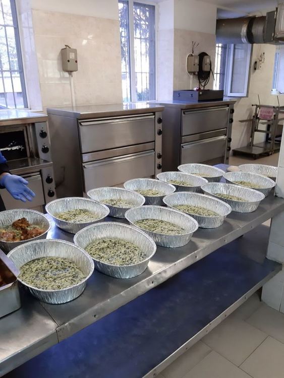 Семейство от Чикаго дари агнешко месо и козунаци на нуждаещи се в Харманли