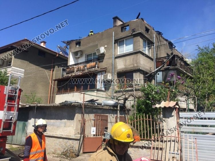 Горя масивна къща в Хасково (видео)