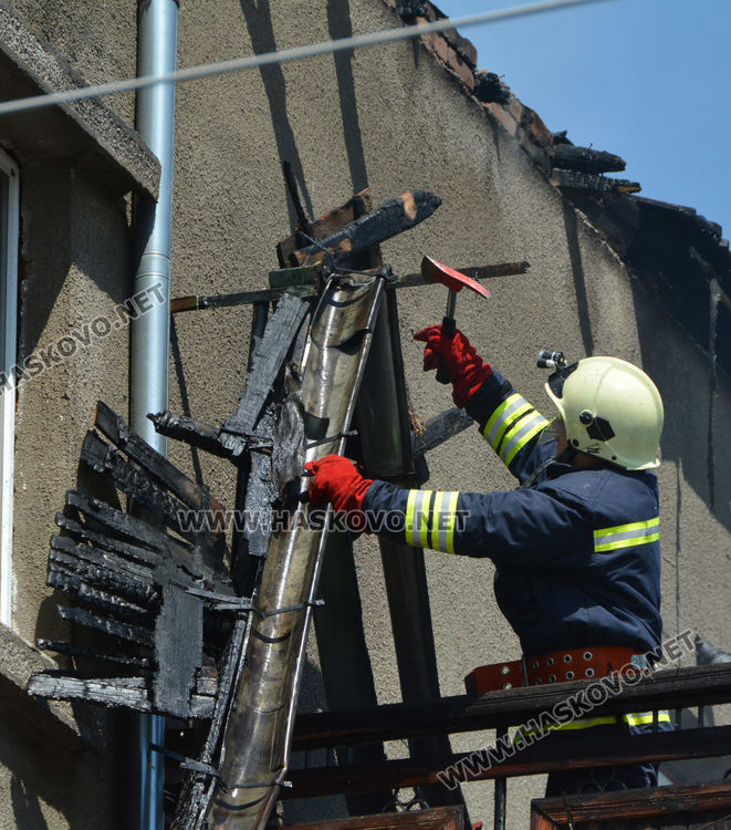 Горя масивна къща в Хасково (видео)