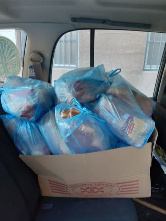 Семейство от Чикаго дари агнешко месо и козунаци на нуждаещи се в Харманли