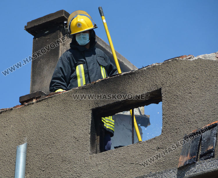 Горя масивна къща в Хасково (видео)