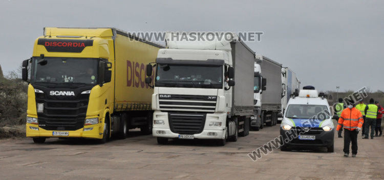 Курабии и козунаци за шофьорите на тир-паркинга край Узунджово