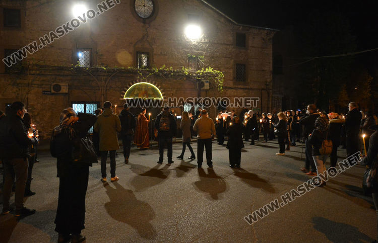 Честито Възкресение Христово! Десетки хасковлии дойдоха до храмовете