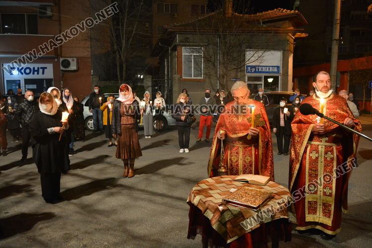 Честито Възкресение Христово! Десетки хасковлии дойдоха до храмовете