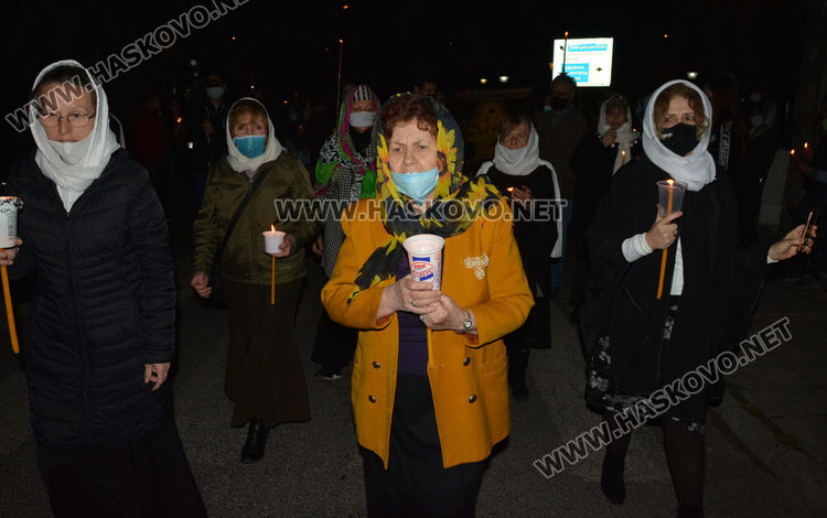 Честито Възкресение Христово! Десетки хасковлии дойдоха до храмовете
