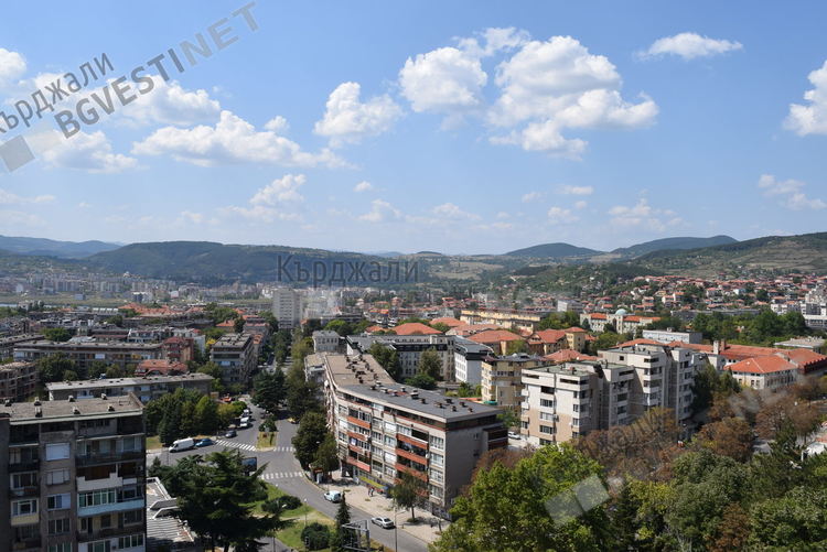Топло за сезона, ветровито в Кърджали