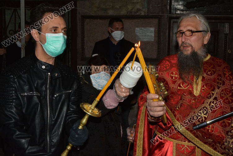 Честито Възкресение Христово! Десетки хасковлии дойдоха до храмовете