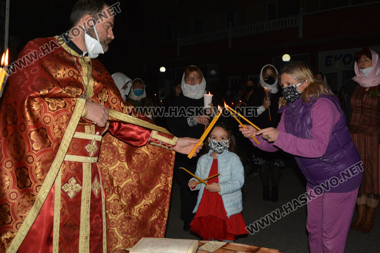 Честито Възкресение Христово! Десетки хасковлии дойдоха до храмовете
