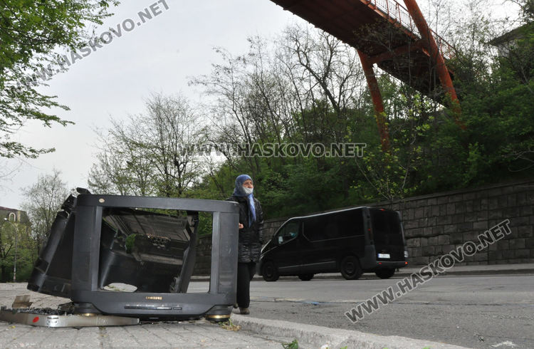 Пореден телевизор е изхвърлен до оранжевия мост в Хасково