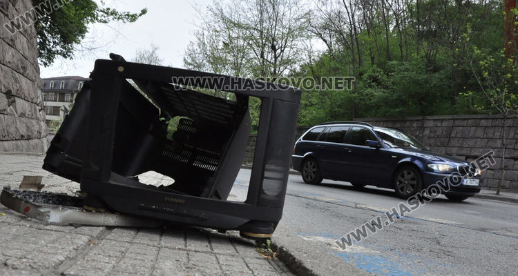 Пореден телевизор е изхвърлен до оранжевия мост в Хасково