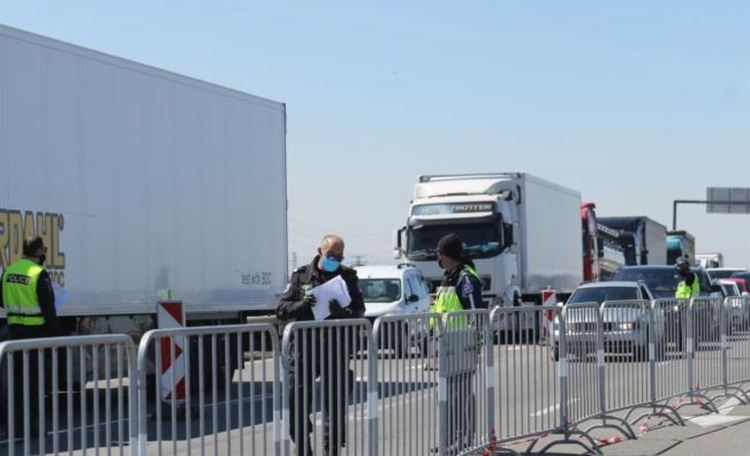 Километрични опашки и двама арестувани на входовете на София