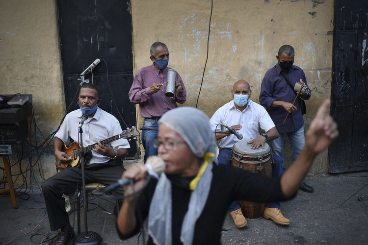 Човешките лица на пандемията (снимки)