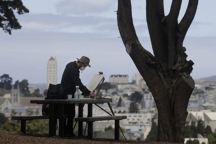 Човешките лица на пандемията (снимки)