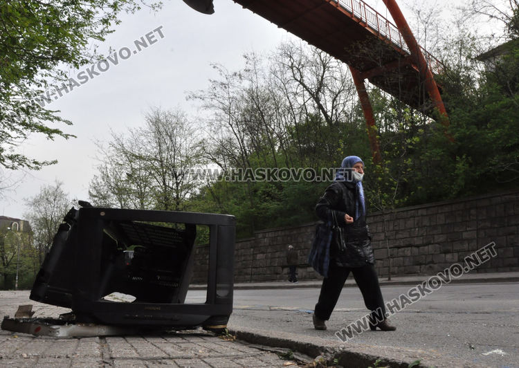 Пореден телевизор е изхвърлен до оранжевия мост в Хасково