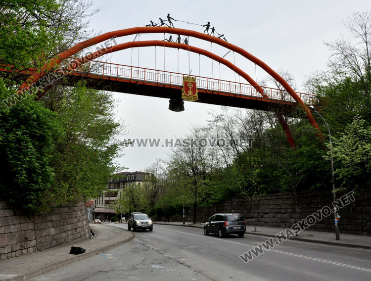 Пореден телевизор е изхвърлен до оранжевия мост в Хасково