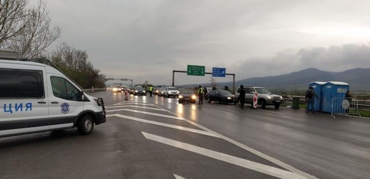 Втори ден километрични опашки на КПП-ата на София