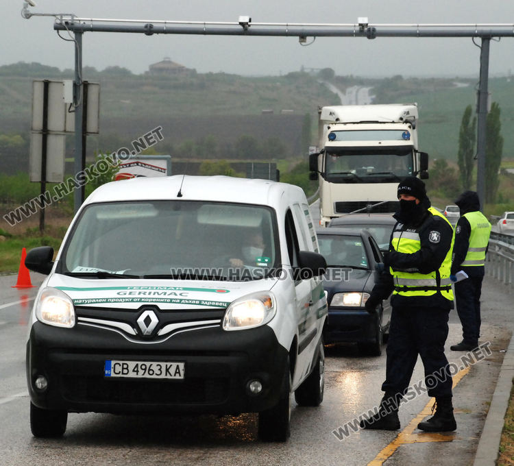 Рекордни опашки на КПП-тата в Хасково в първия работен ден