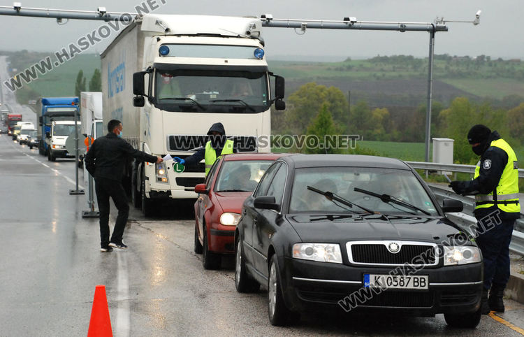 Рекордни опашки на КПП-тата в Хасково в първия работен ден