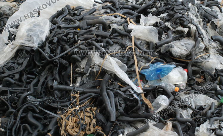 По 7000 лева глоби за двама, засечени на камери да изхвърлят маркучи в ТЕЦ-а