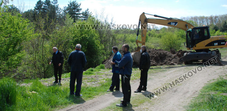 Камиони засипват терен с пръст, съседи викнаха КОРЗ
