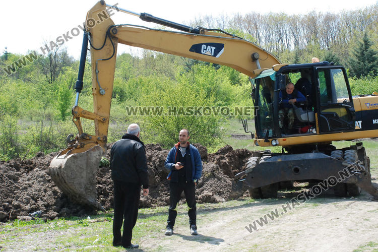 Камиони засипват терен с пръст, съседи викнаха КОРЗ