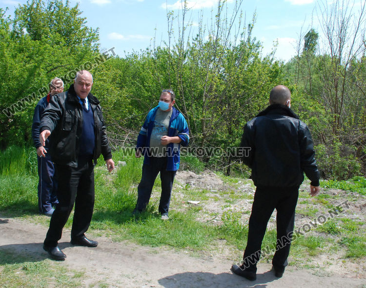 Камиони засипват терен с пръст, съседи викнаха КОРЗ