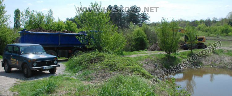 Камиони засипват терен с пръст, съседи викнаха КОРЗ