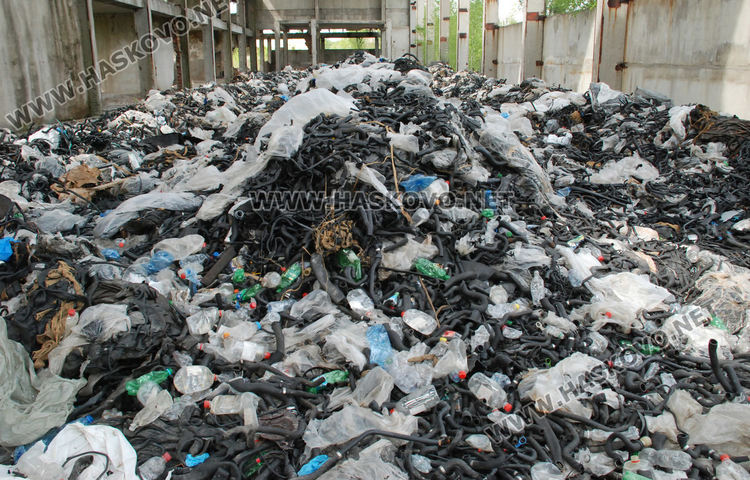 По 7000 лева глоби за двама, засечени на камери да изхвърлят маркучи в ТЕЦ-а