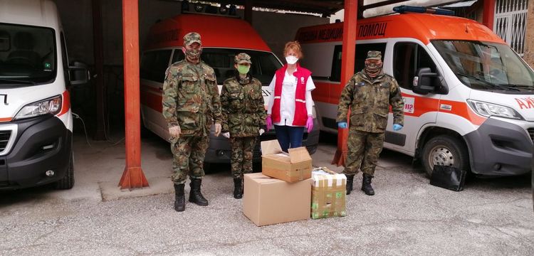 Воннослужещите от 101 алпийски полк връчиха голямо дарение на болницата и Спешния център в Смолян