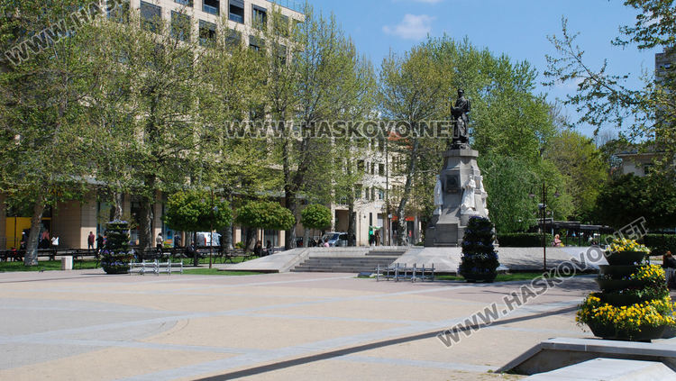 Оживление в Хасково в слънчевия и топъл четвъртък