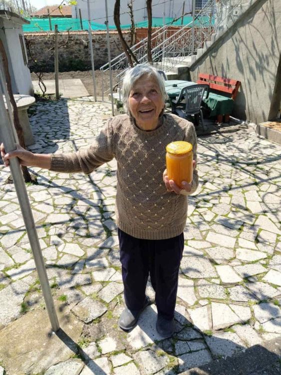 Дариха буркани с мед на възрастни хора в Димитровград