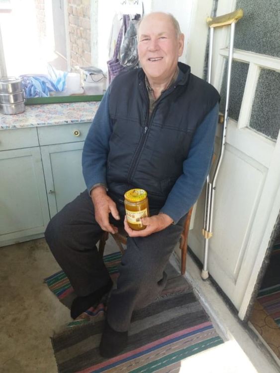 Дариха буркани с мед на възрастни хора в Димитровград