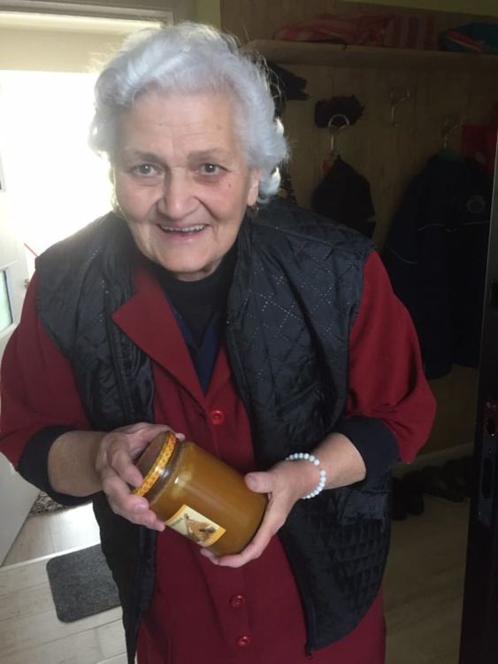 Дариха буркани с мед на възрастни хора в Димитровград