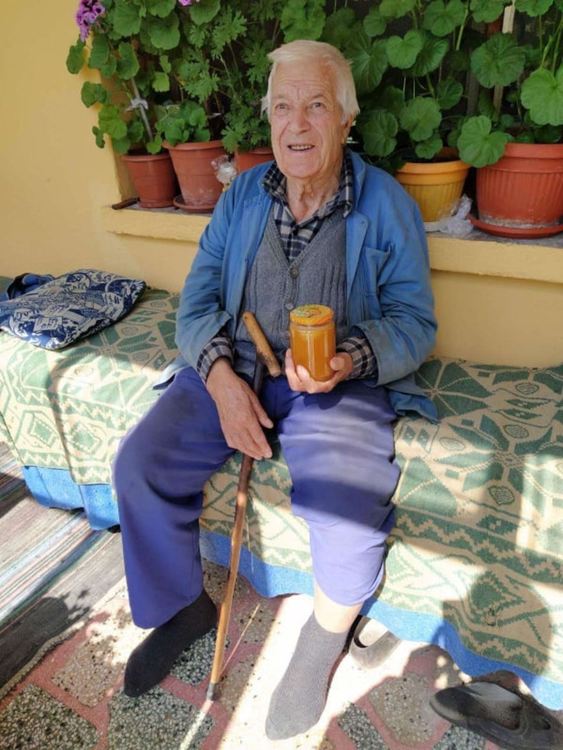 Дариха буркани с мед на възрастни хора в Димитровград