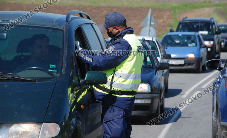 Сигнал: По-малко проверяващи на КПП-тата, образуват се опашки