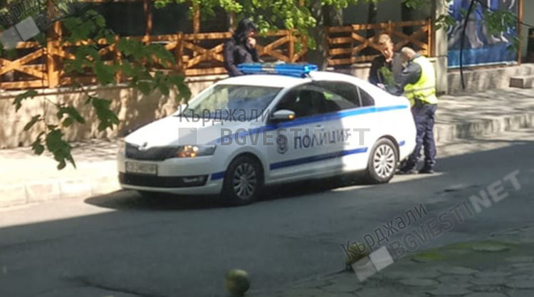 Полицията стриктно следи за носенето на предпазни маски в Кърджали, глобиха двама насред центъра/снимки/