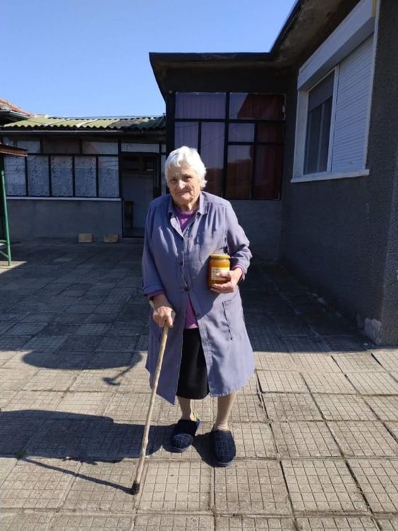 Дариха буркани с мед на възрастни хора в Димитровград