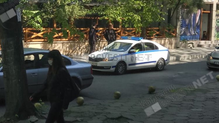 Полицията стриктно следи за носенето на предпазни маски в Кърджали, глобиха двама насред центъра/снимки/