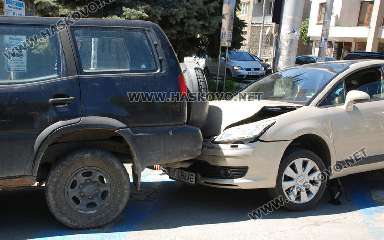 Кола се заклещи в джип при катастрофа в Хасково