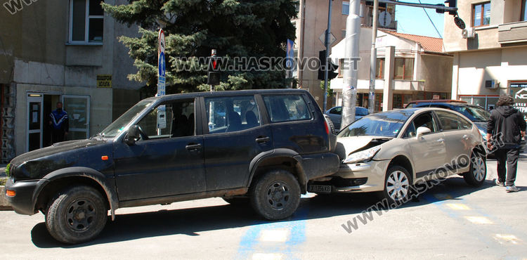 Кола се заклещи в джип при катастрофа в Хасково